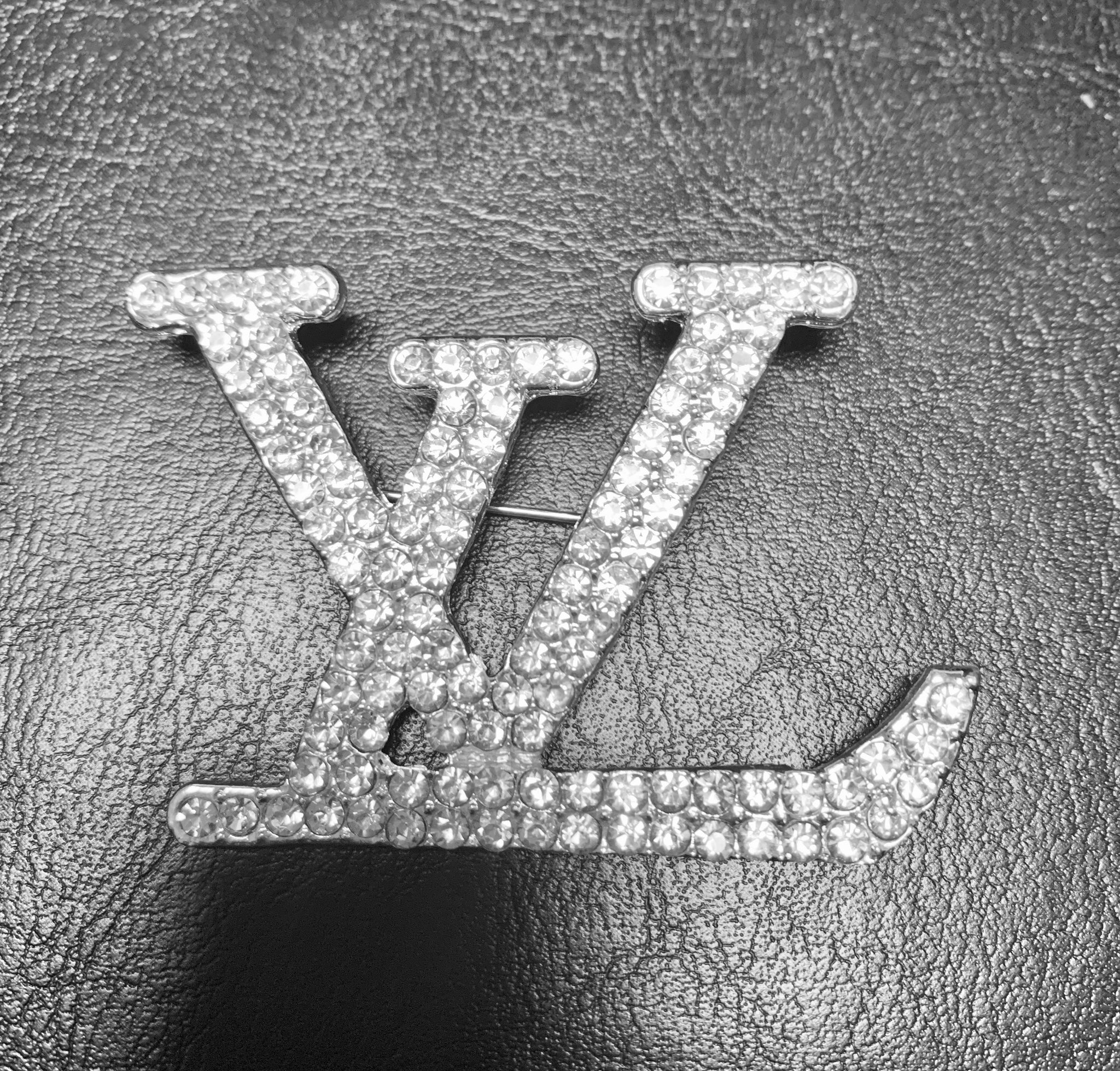 Pin & brooche Louis Vuitton White in Plastic - 30868876